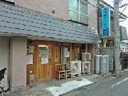 住宅地の間にひっそりと立っています。