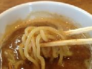 麺にしっかりとスープがからみます。