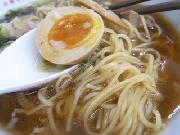 味のしみた玉子と麺が食欲をそそる。